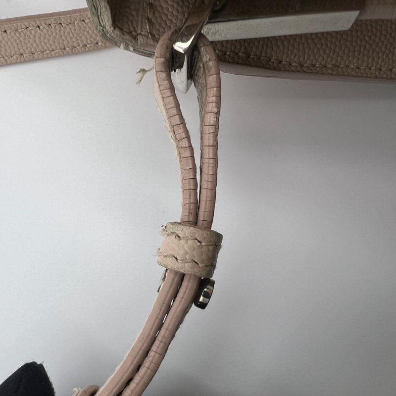 聖羅蘭 CASSANDRA 小型粒面皮革手提包-21