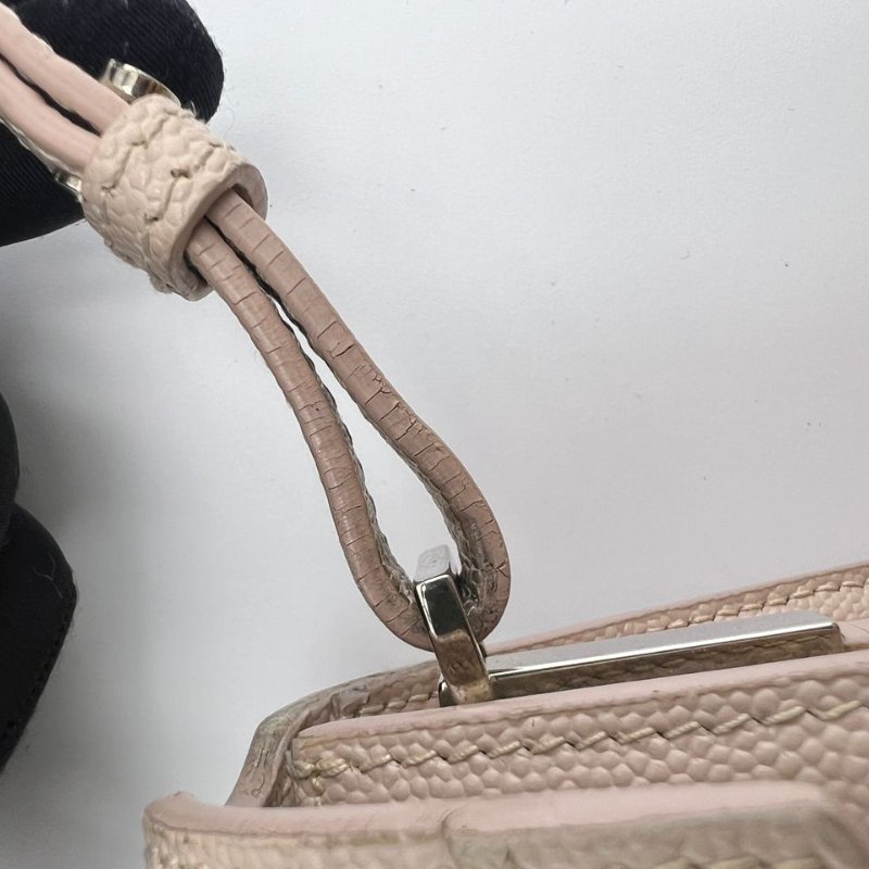 聖羅蘭 CASSANDRA 小型粒面皮革手提包-33