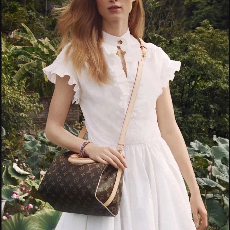 ❤️ LV 白色連身裙 領口金色裝飾 反季好價-1