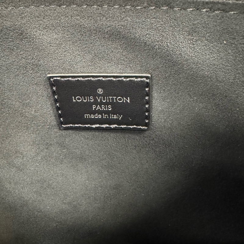 LOUIS VUITTON 路易威登 黑武士 大號 黑色 男女通用 斜背包 單肩包 銀扣-12