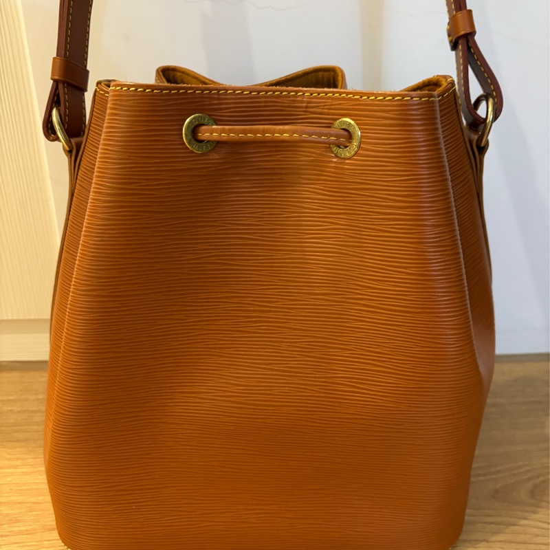 LV水波紋水桶包-1