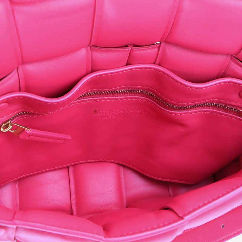 【包稅】BOTTEGA VENETA 帶襯墊的卡帶斜挎包 591970 / 33168--6