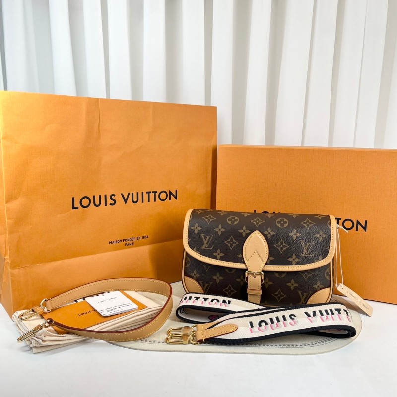 LV路易威登 芯片款 Diane PM 經典老花搭配帆布塗層法棍包 手提斜挎單肩腋下都可-9