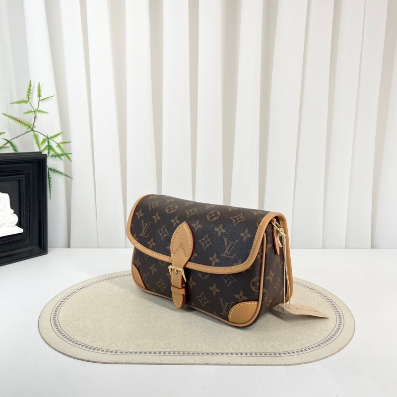 LV路易威登 芯片款 Diane PM 經典老花搭配帆布塗層法棍包 手提斜挎單肩腋下都可-17