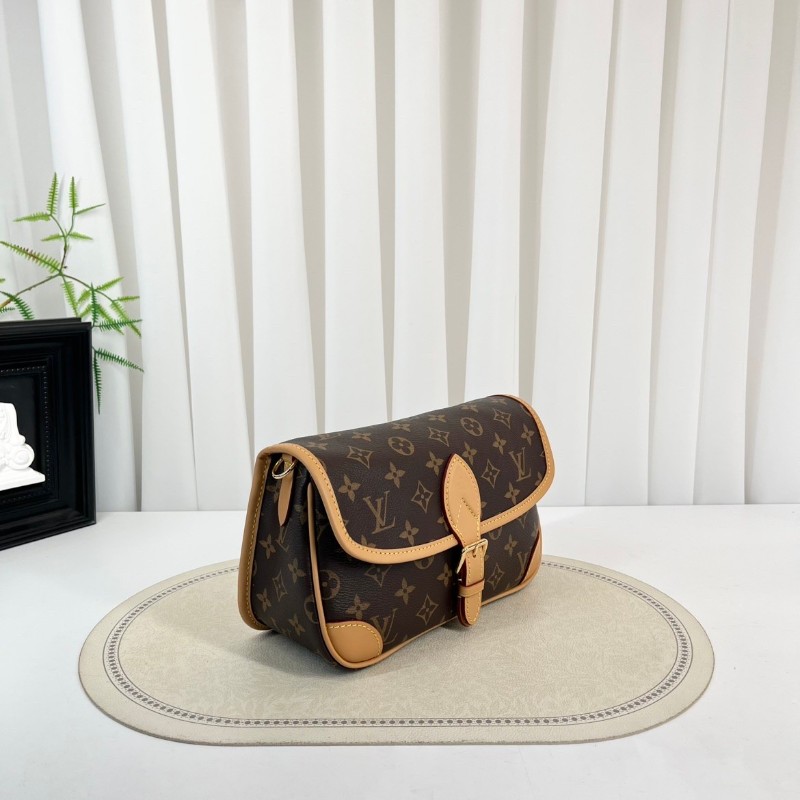 LV路易威登 芯片款 Diane PM 經典老花搭配帆布塗層法棍包 手提斜挎單肩腋下都可-18