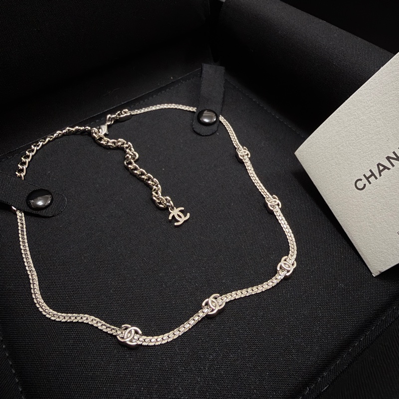 香奈兒五花logo蛇骨頸鍊-5