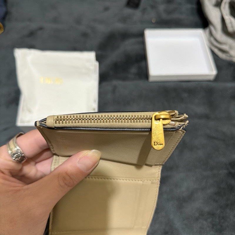 Dior Saddle Lotus 奶茶色三折短夾-3