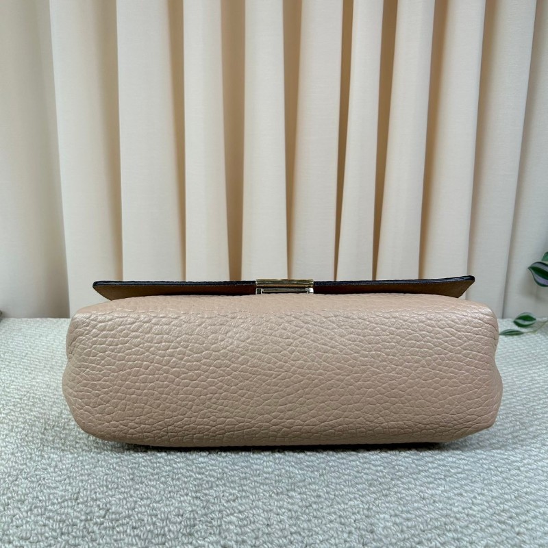 Burberry經典駝色牛皮單肩包  荔枝紋牛皮材質 金屬搭扣裝飾 盡顯優雅 適合日常搭配 尺寸適中 輕鬆攜帶-5