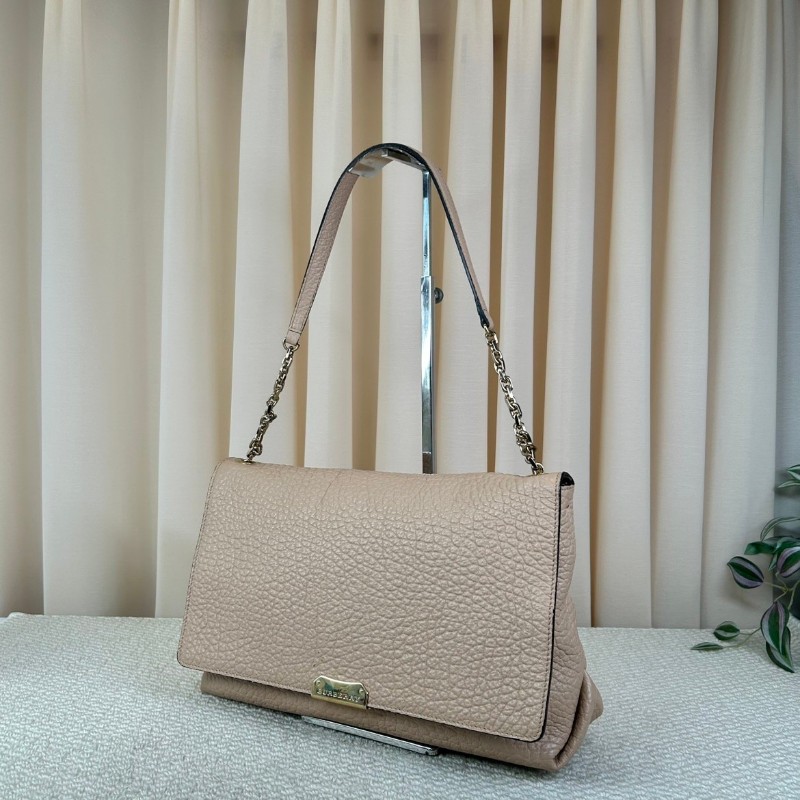 Burberry經典駝色牛皮單肩包  荔枝紋牛皮材質 金屬搭扣裝飾 盡顯優雅 適合日常搭配 尺寸適中 輕鬆攜帶-13