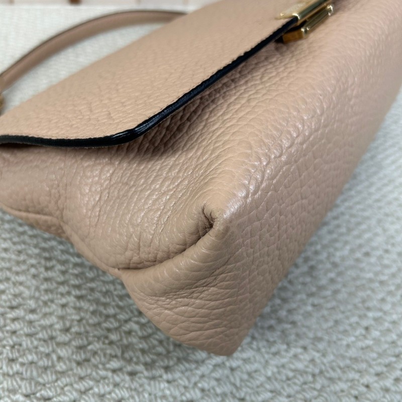 Burberry經典駝色牛皮單肩包  荔枝紋牛皮材質 金屬搭扣裝飾 盡顯優雅 適合日常搭配 尺寸適中 輕鬆攜帶-21