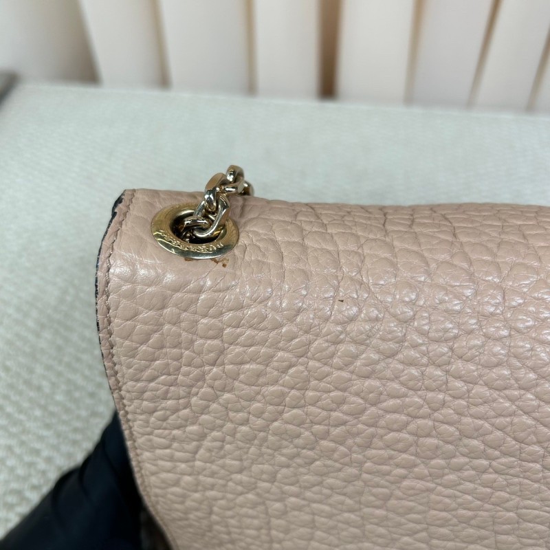 Burberry經典駝色牛皮單肩包  荔枝紋牛皮材質 金屬搭扣裝飾 盡顯優雅 適合日常搭配 尺寸適中 輕鬆攜帶-24