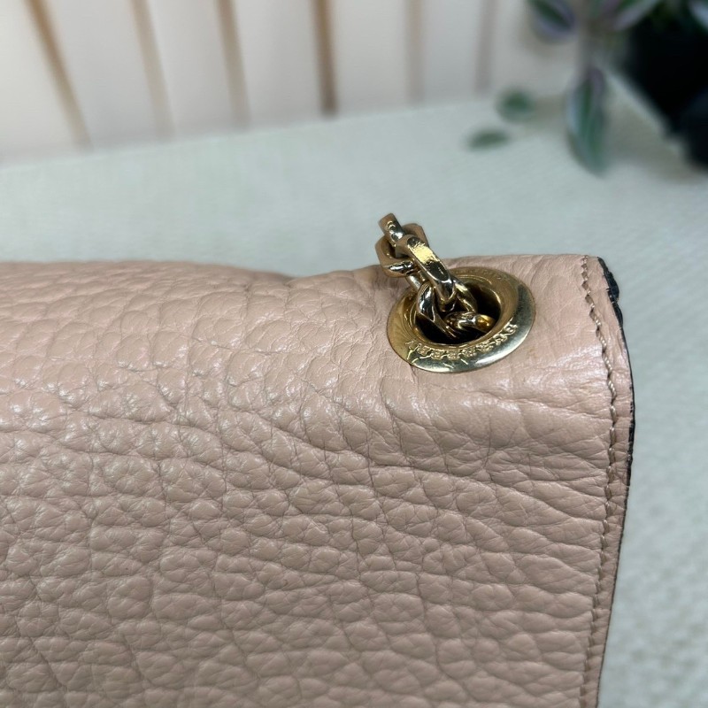 Burberry經典駝色牛皮單肩包  荔枝紋牛皮材質 金屬搭扣裝飾 盡顯優雅 適合日常搭配 尺寸適中 輕鬆攜帶-25