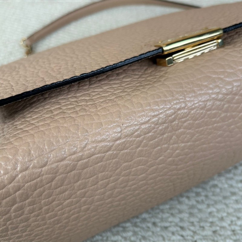 Burberry經典駝色牛皮單肩包  荔枝紋牛皮材質 金屬搭扣裝飾 盡顯優雅 適合日常搭配 尺寸適中 輕鬆攜帶-28