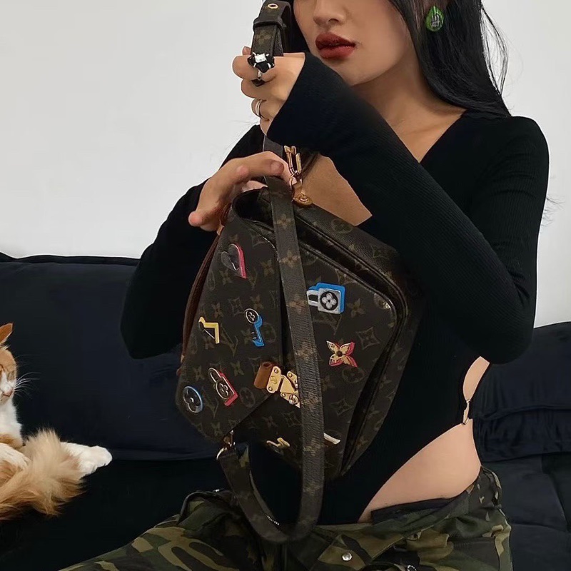 LV老花徽章印花郵差包25*20*6 98新配件塵袋-0