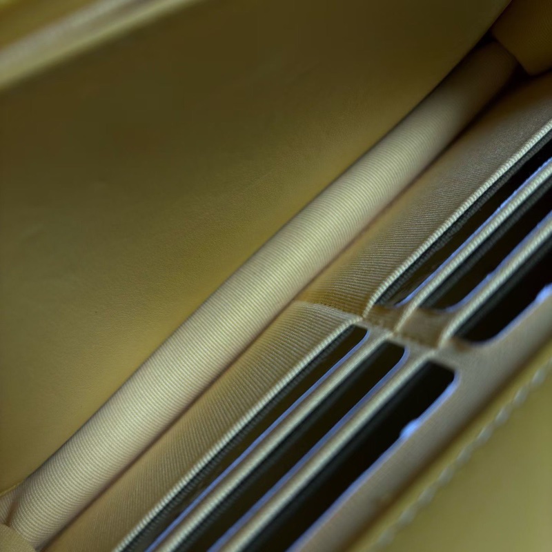 Chanel woc黃色金扣羊皮雙色粗鏈條芯片款19*12*4 98新配件塵袋盒子-2