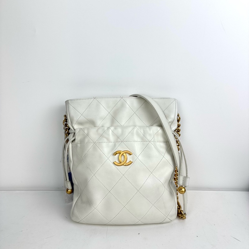 Chanel香奈兒 · 秀款抽繩福袋金珠包晶片款金扣白色-3