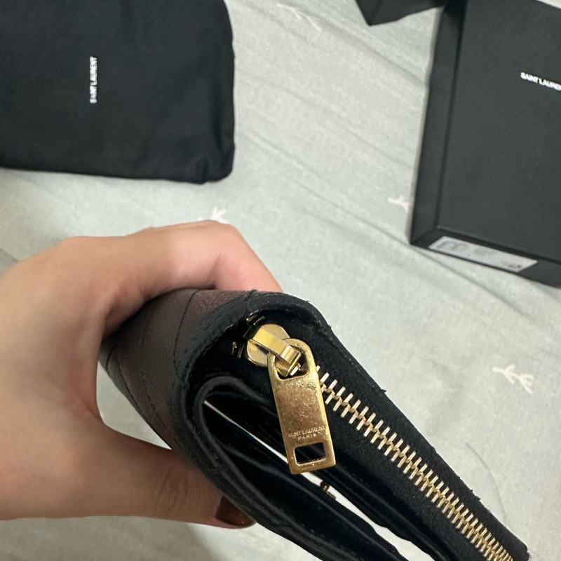 CASSANDRE SAINT LAURENT MATELASSÉ絎縫皮革小型全拉鏈錢包-10