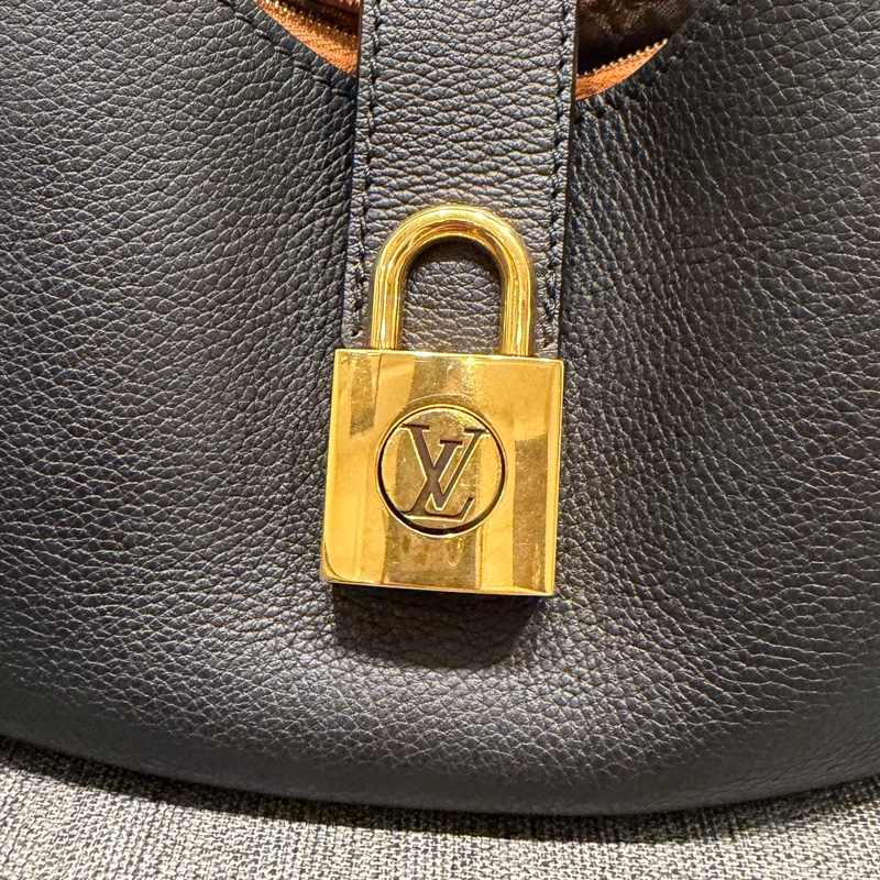 Low Key Shoulder Bag🖤LV黑金腋下包✨Lisa同款-5