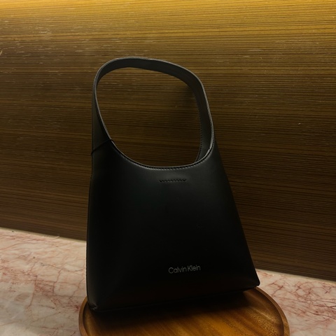 Calvin Klein 元素曲線單肩包Elemental Curve Shoulder Bag