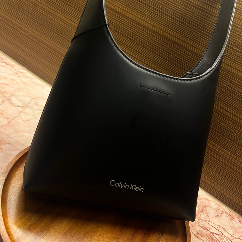 Calvin Klein 元素曲線單肩包Elemental Curve Shoulder Bag-2