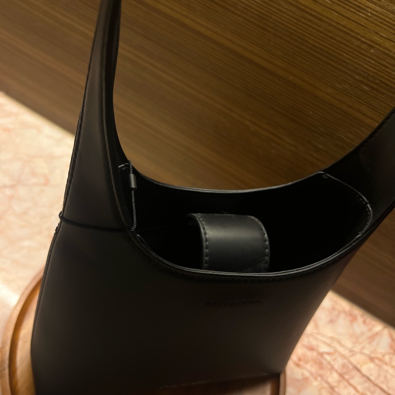 Calvin Klein 元素曲線單肩包Elemental Curve Shoulder Bag-3