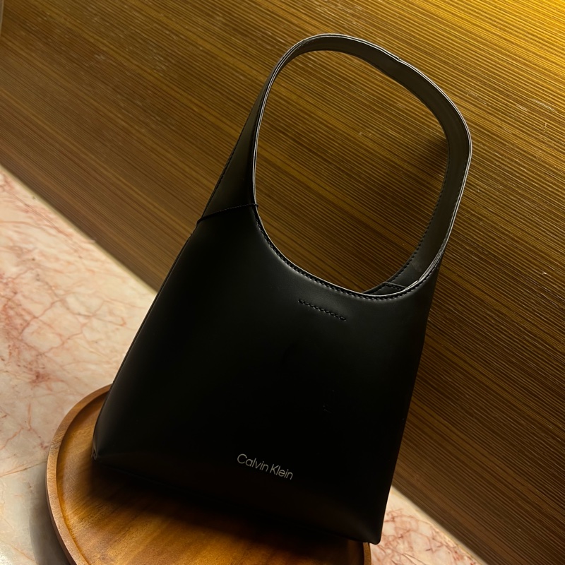 Calvin Klein 元素曲線單肩包Elemental Curve Shoulder Bag-4