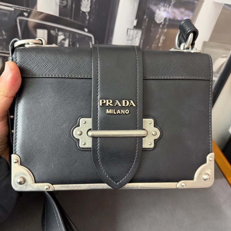 Prada 宮廷款 黑色斜背包-1