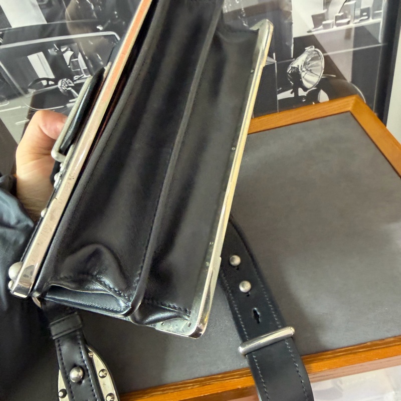 Prada 宮廷款 黑色斜背包-5