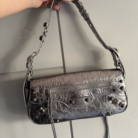 巴黎世家 Le Cagole Sling 銀色腋下包