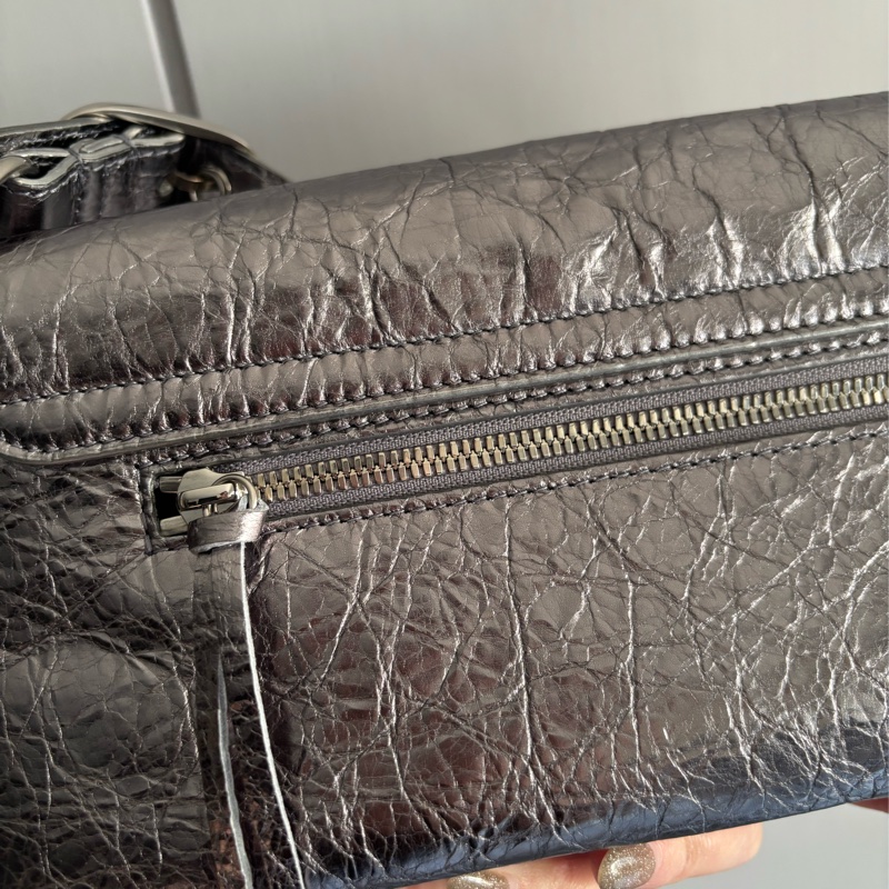 巴黎世家 Le Cagole Sling 銀色腋下包-11