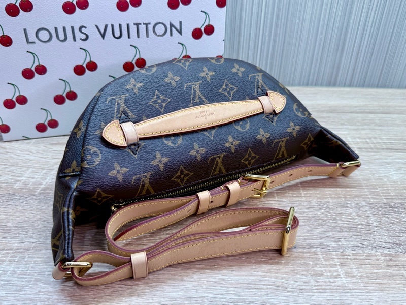 LV M43644 Bumbag 近新絕版老花字紋腰包胸包-9