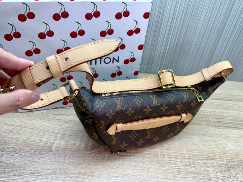LV M43644 Bumbag 近新絕版老花字紋腰包胸包-11
