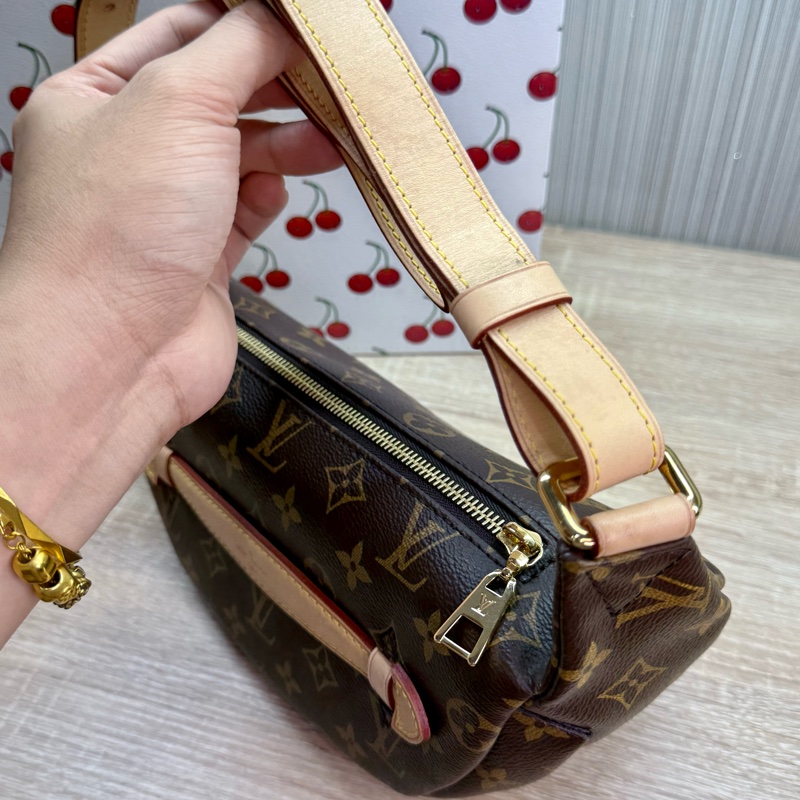 LV M43644 Bumbag 近新絕版老花字紋腰包胸包-13