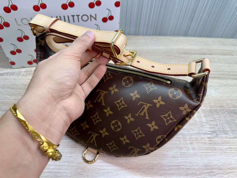 LV M43644 Bumbag 近新絕版老花字紋腰包胸包-16