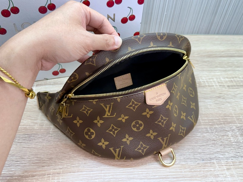 LV M43644 Bumbag 近新絕版老花字紋腰包胸包-22