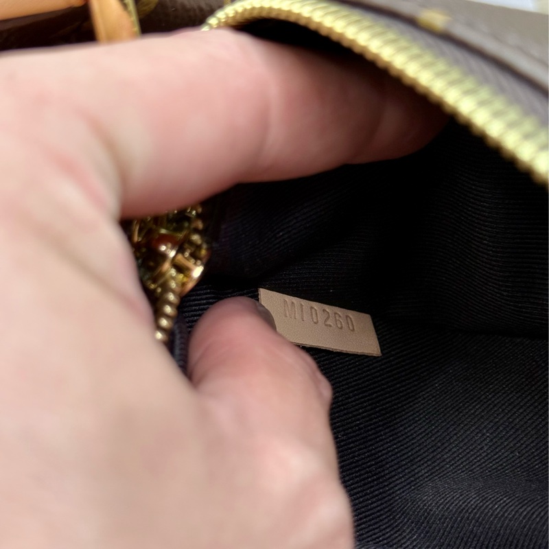 LV M43644 Bumbag 近新絕版老花字紋腰包胸包-26