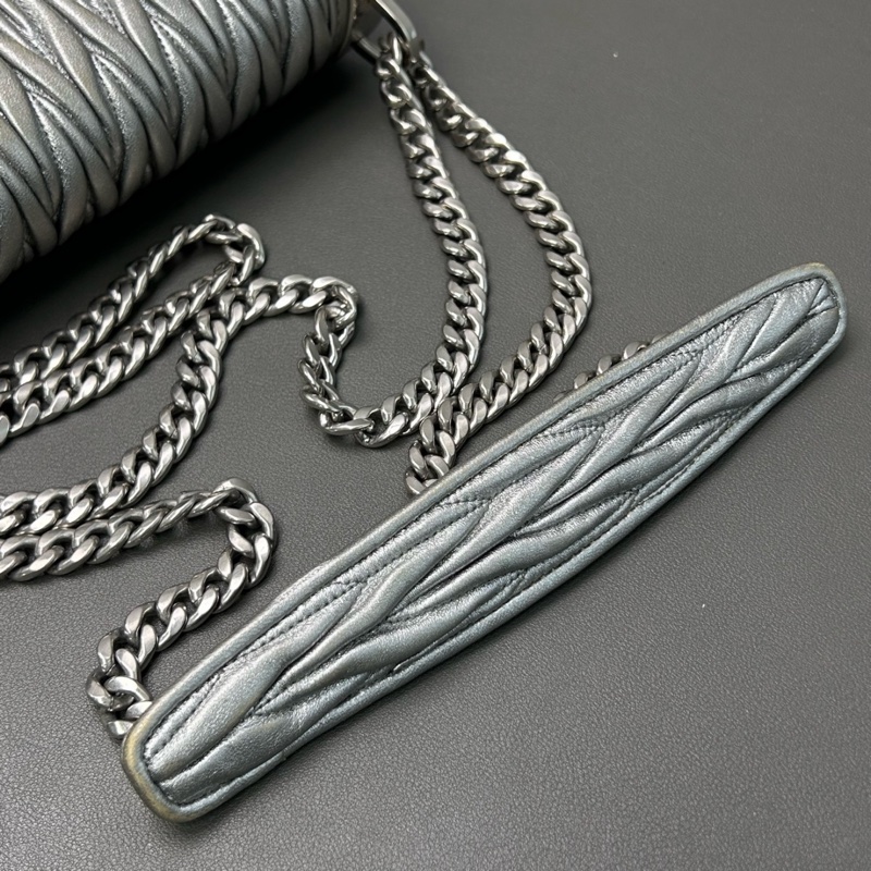 Miu Miu • Confidential銀色全皮褶皺鏈條包 芯片款-8