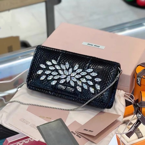 Miu Miu • 施華洛世奇水鑽黑色蛇皮鏈條包