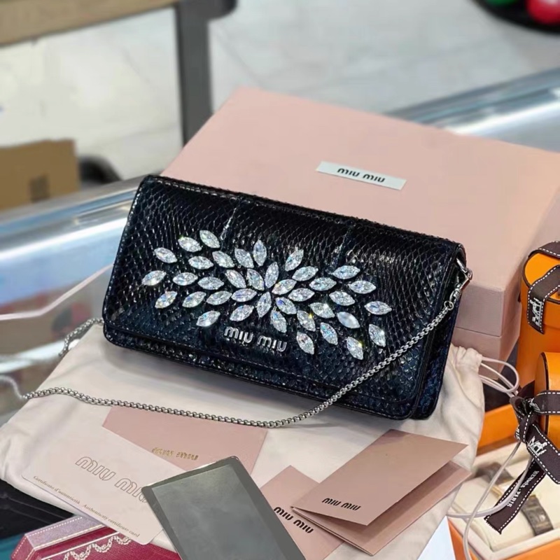 Miu Miu • 施華洛世奇水鑽黑色蛇皮鏈條包-0