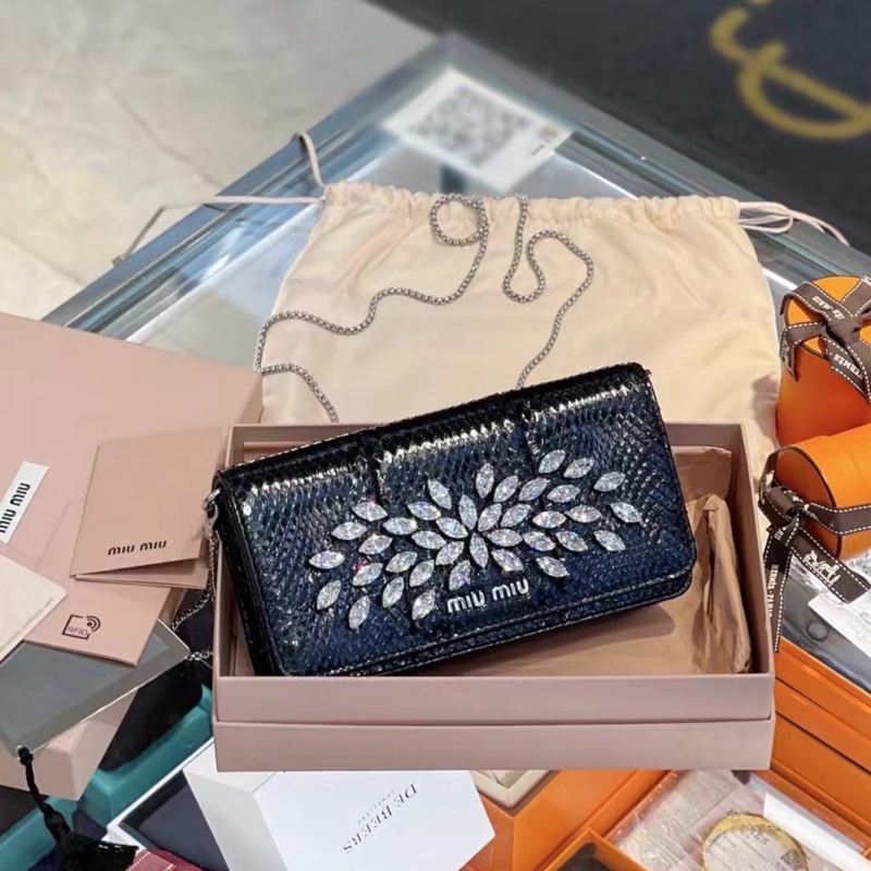 Miu Miu • 施華洛世奇水鑽黑色蛇皮鏈條包-1