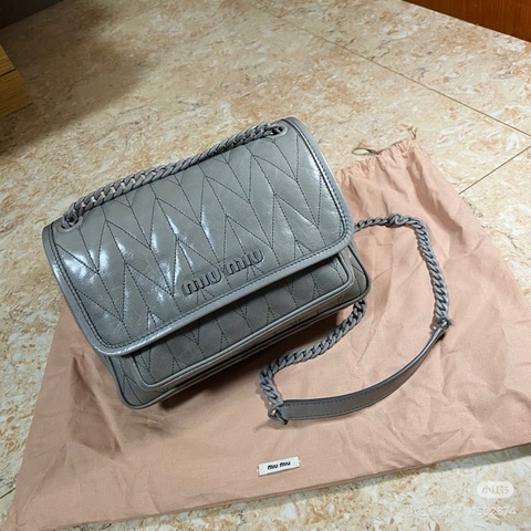 Miu Miu • 全皮褶皺大象灰鏈條包
