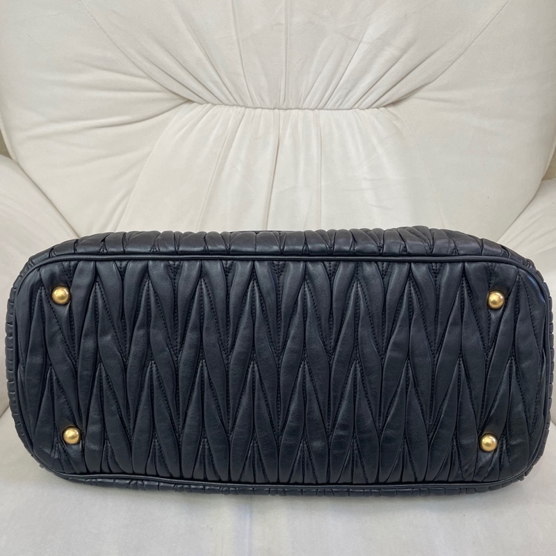 Miu Miu • 黑金羊皮皺摺多層托特包 Tote-8
