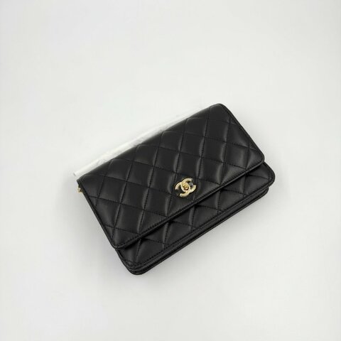 CHANEL - 黑色金釦菱格羊皮旋轉釦WOC / 新版