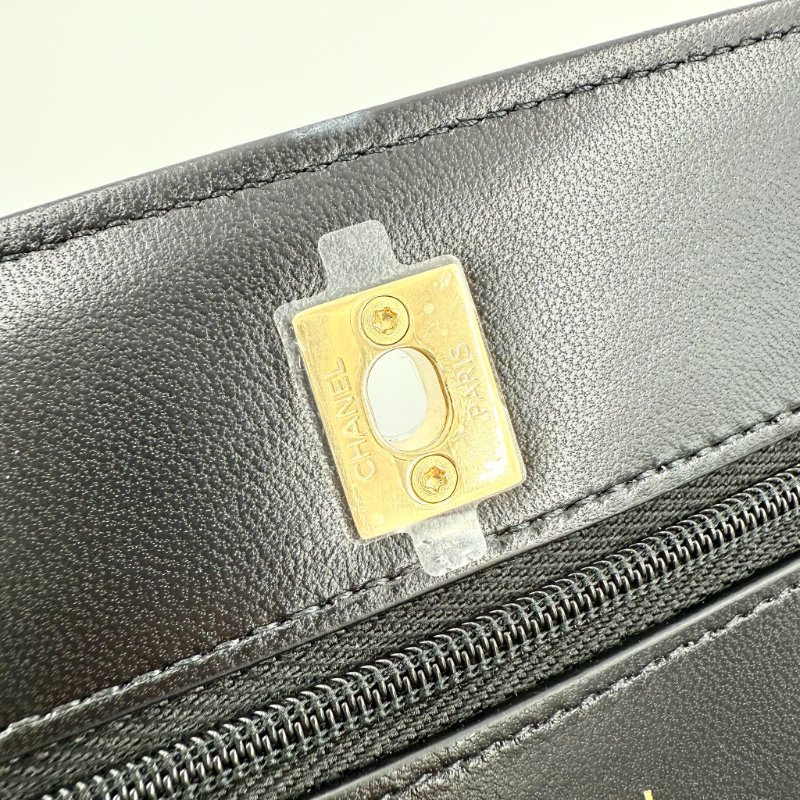 CHANEL - 黑色金釦菱格羊皮旋轉釦WOC / 新版-10