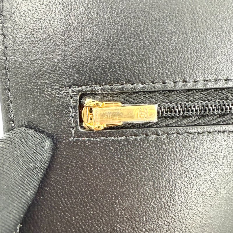 CHANEL - 黑色金釦菱格羊皮旋轉釦WOC / 新版-11