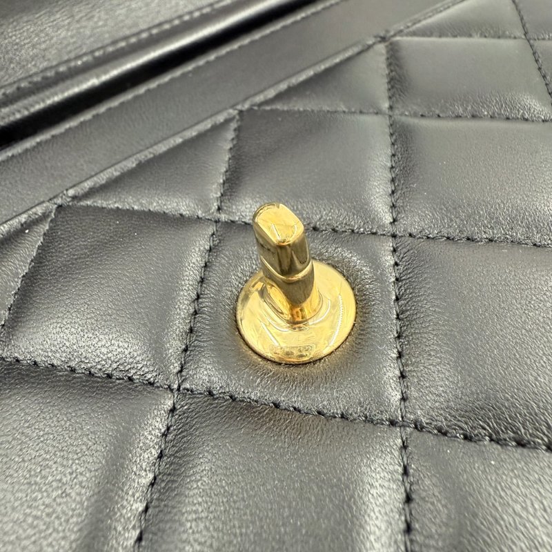 CHANEL - 黑色金釦菱格羊皮旋轉釦WOC / 新版-14