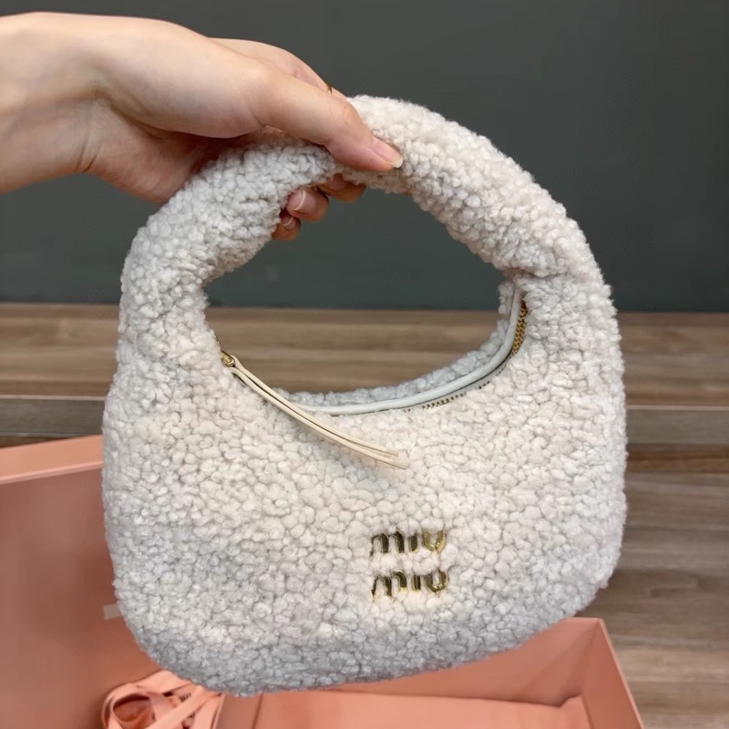 Miu Miu • 象牙白羊羔毛金釦wander Hobo包 芯片款-0