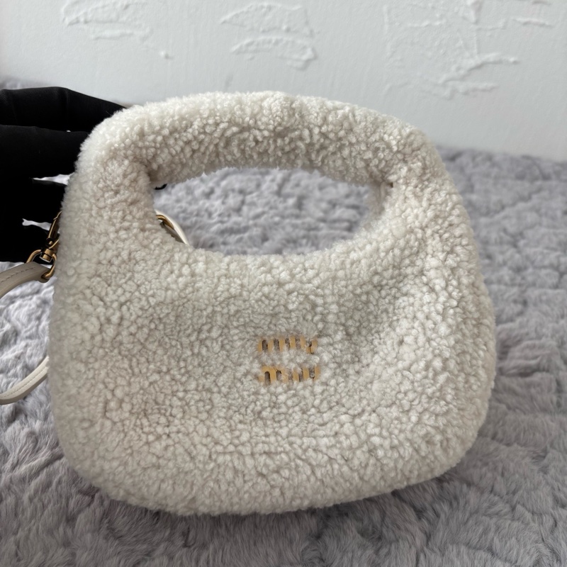 Miu Miu • 象牙白羊羔毛金釦wander Hobo包 芯片款-1