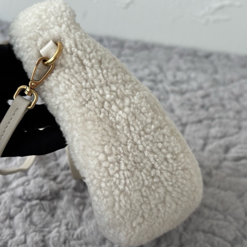 Miu Miu • 象牙白羊羔毛金釦wander Hobo包 芯片款-3