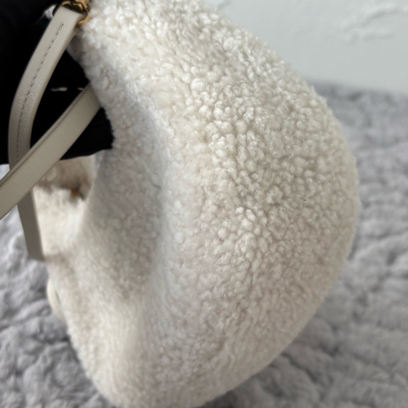 Miu Miu • 象牙白羊羔毛金釦wander Hobo包 芯片款-4